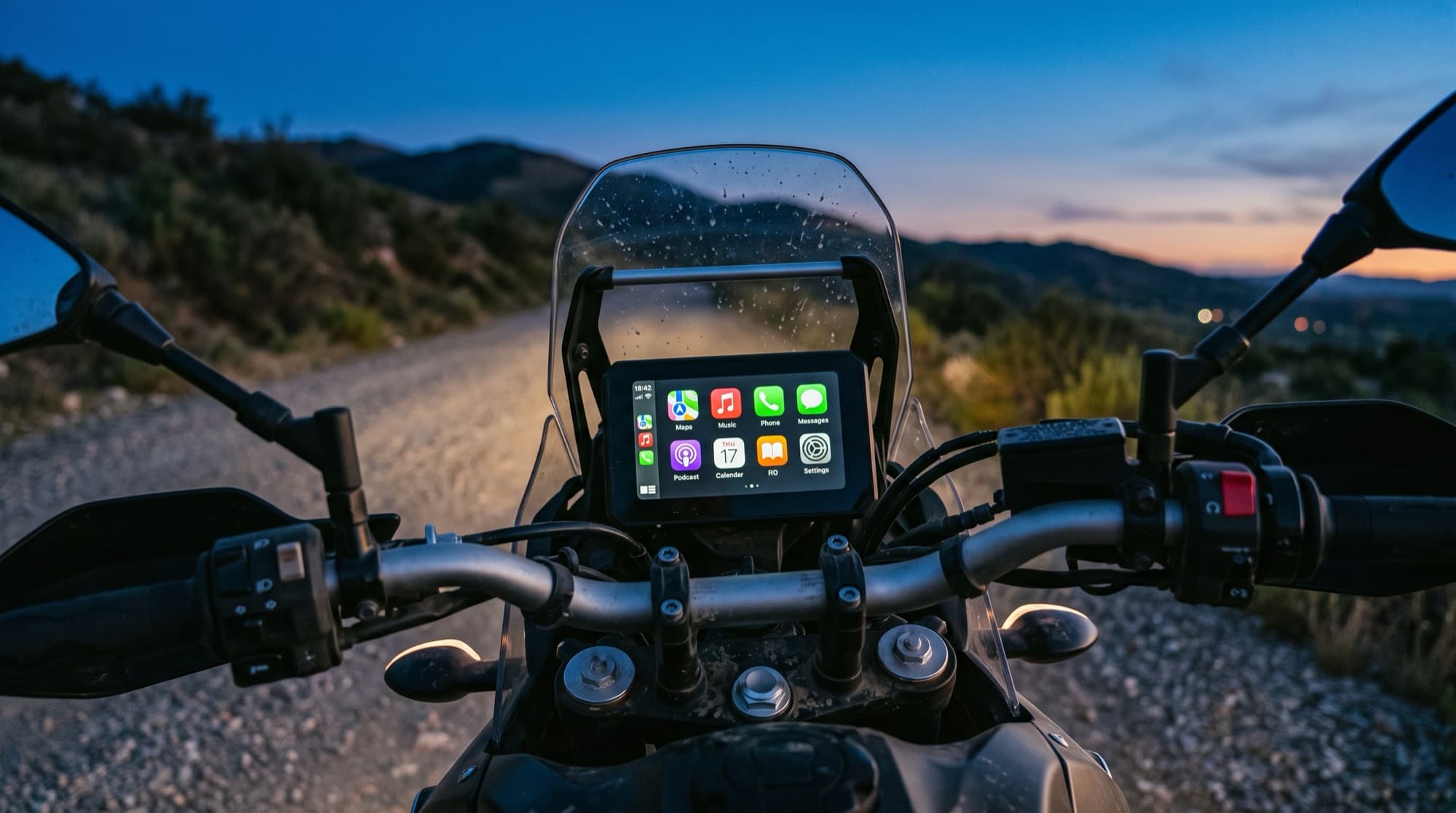 Nhìn từ yên xe lúc chạng vạng, màn hình nguyên bản của xe sáng giao diện CarPlay